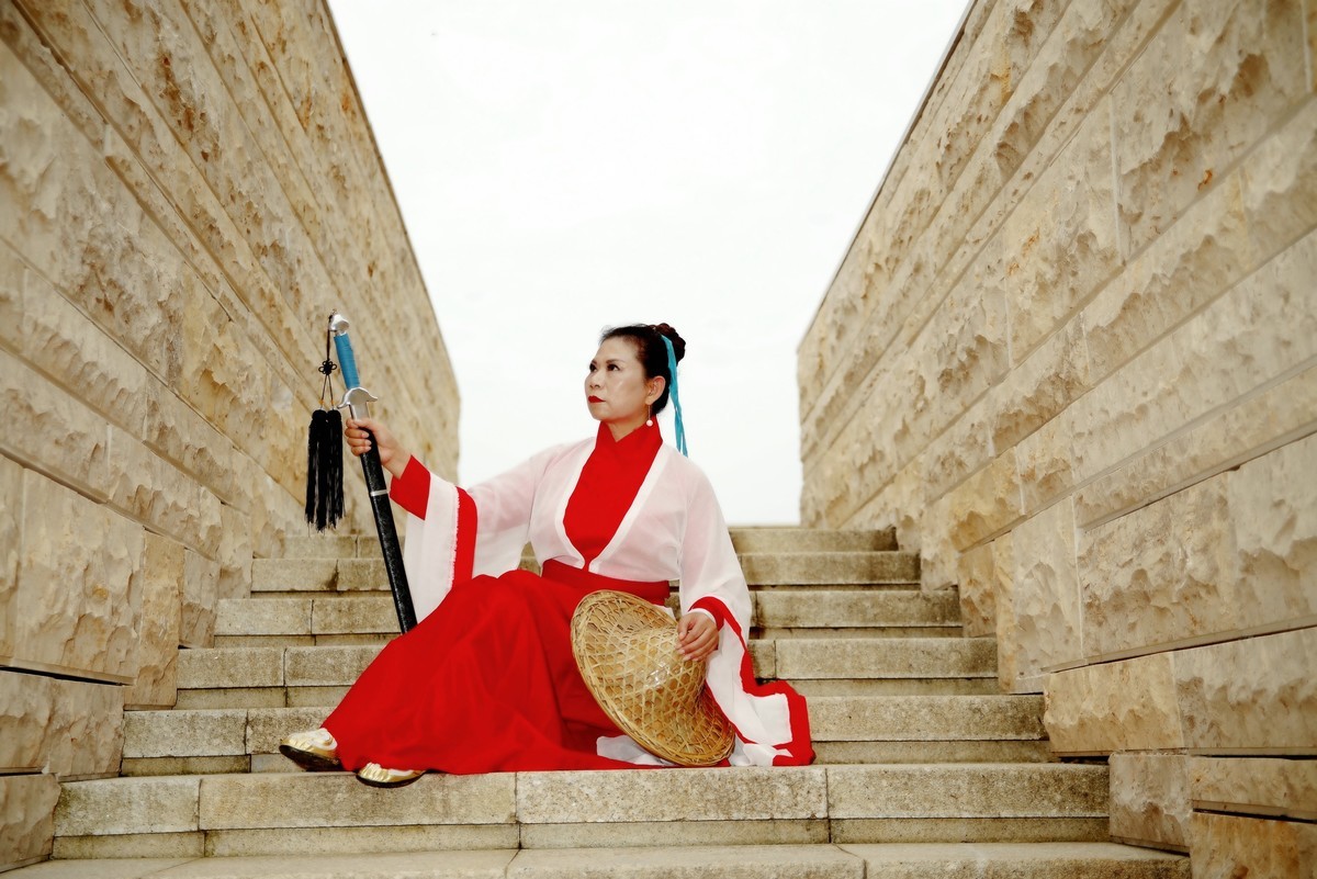 盘龙城遗址公园的剑侠美女！