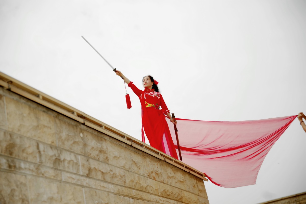 盘龙城遗址公园的剑侠美女！