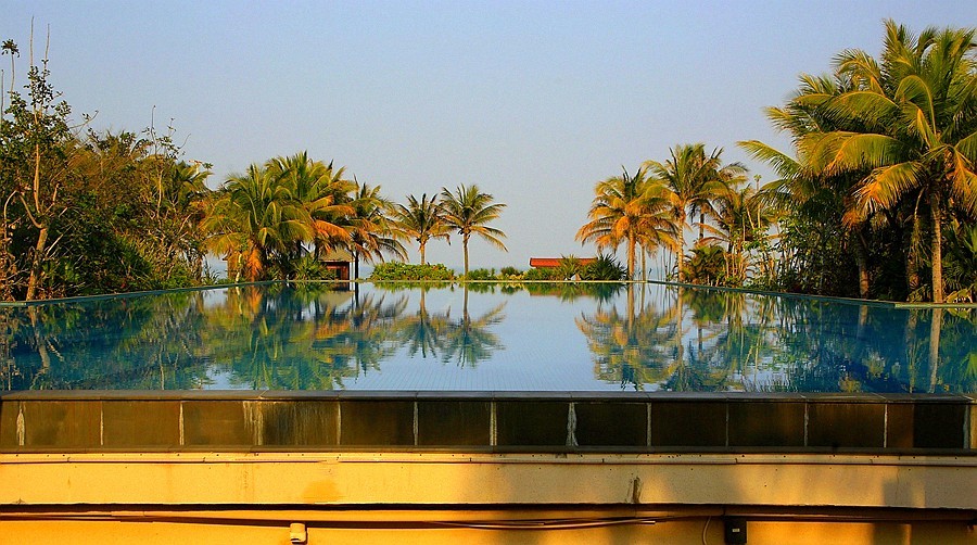 《不老松：忆海南游记》(29)海南--长島兰湾小区游泳池旁的美景!