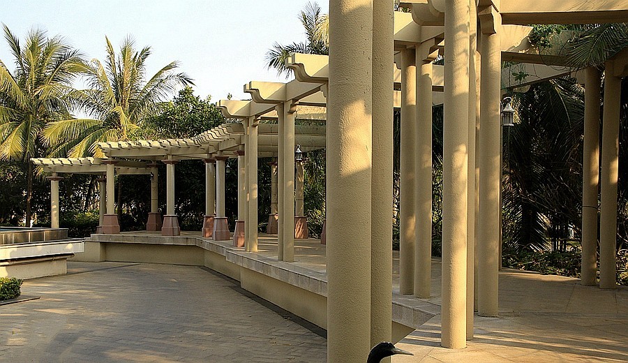 《不老松：忆海南游记》(29)海南--长島兰湾小区游泳池旁的美景!