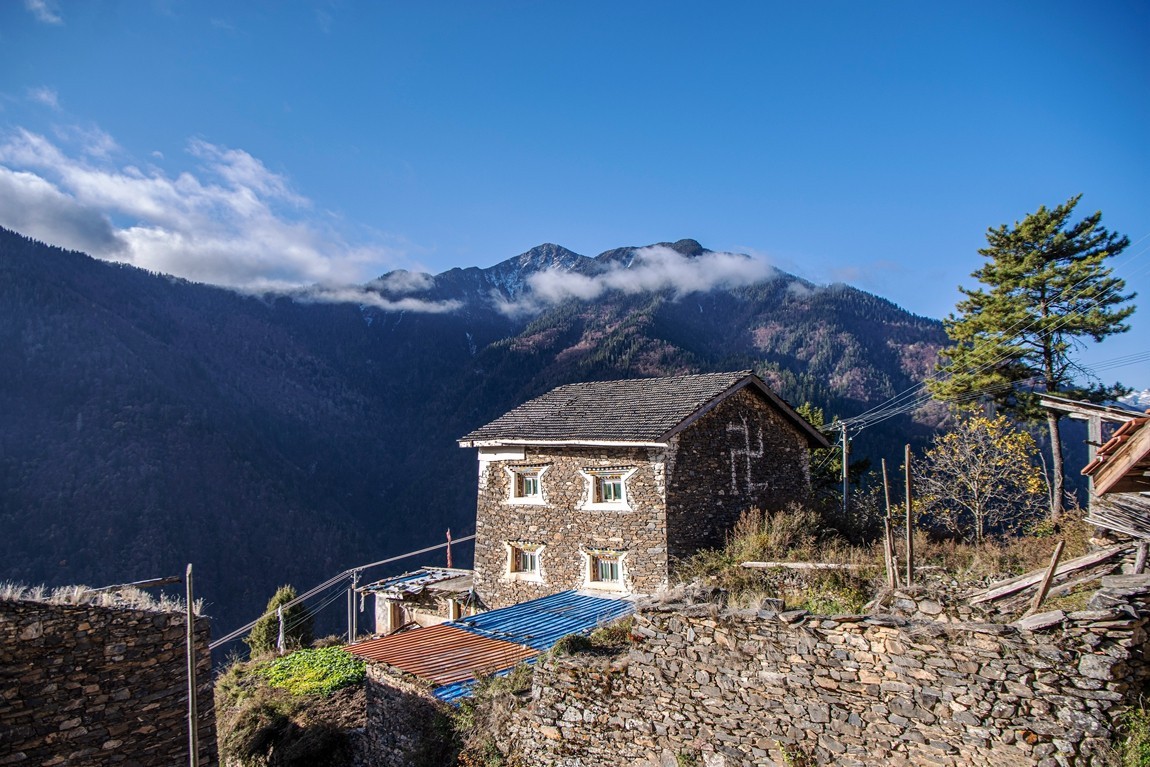 金秋川西行摄【10】云中藏寨