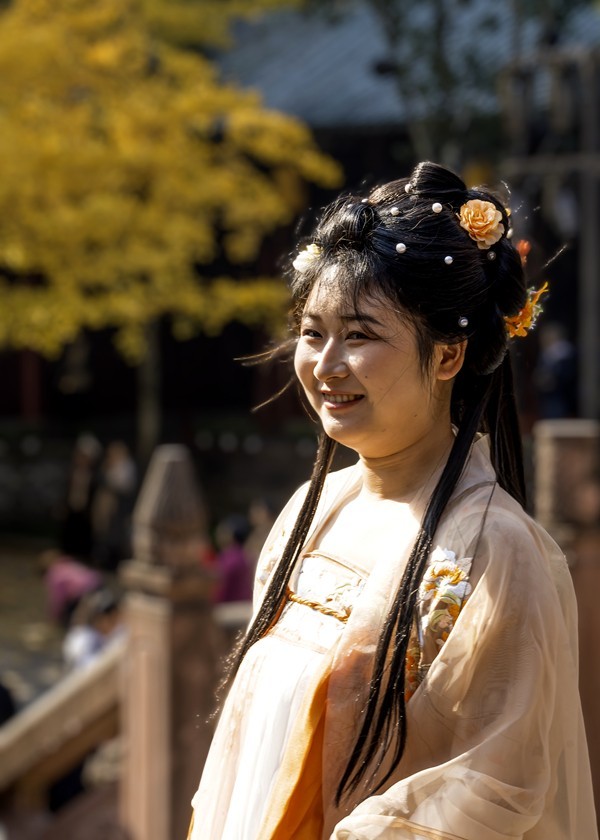 罨画池里银杏叶黄