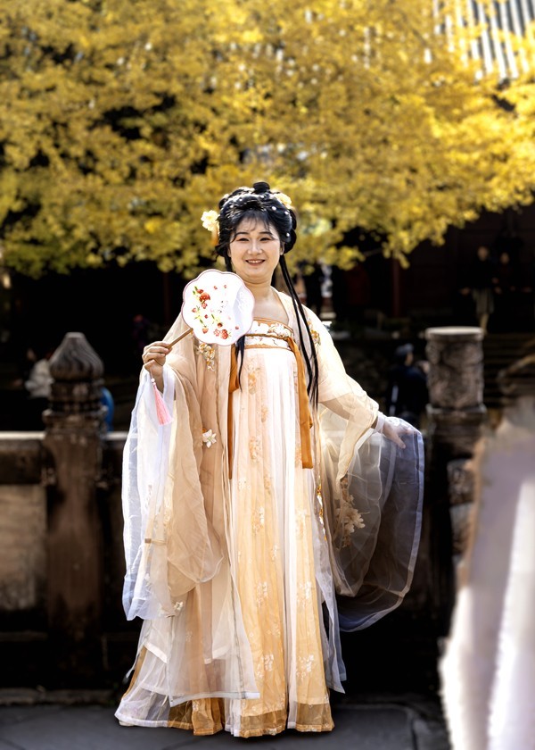 罨画池里银杏叶黄