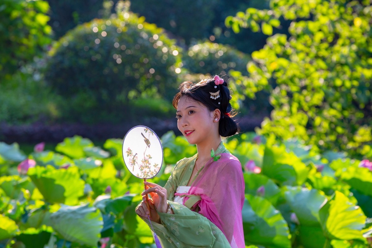 池塘荷叶旁人像