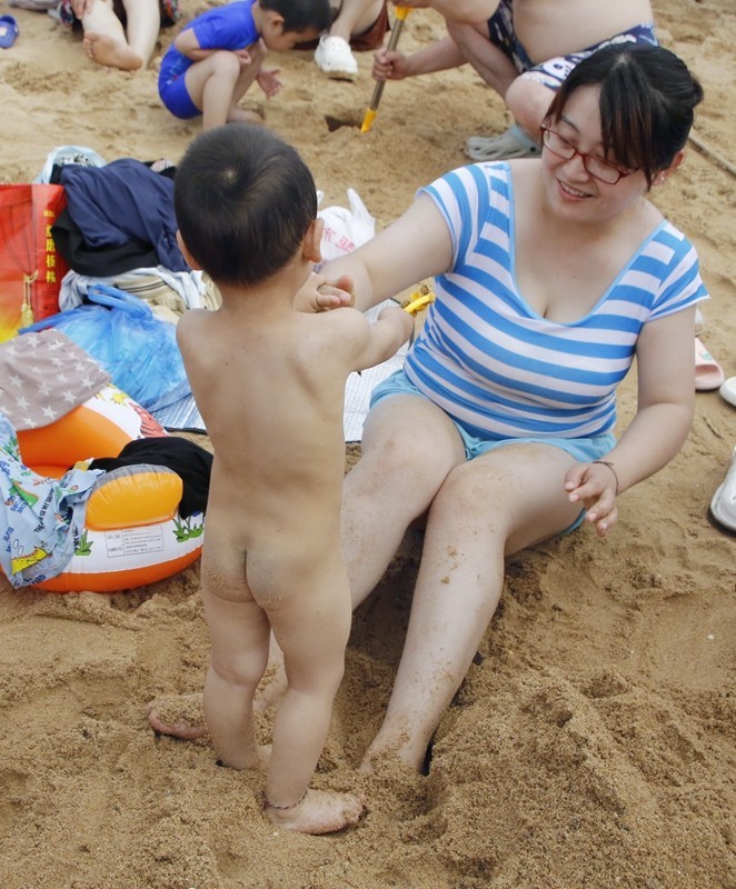 《不老松：纪实摄影》二游东戴河：海滨尚不懂羞的小帅哥！