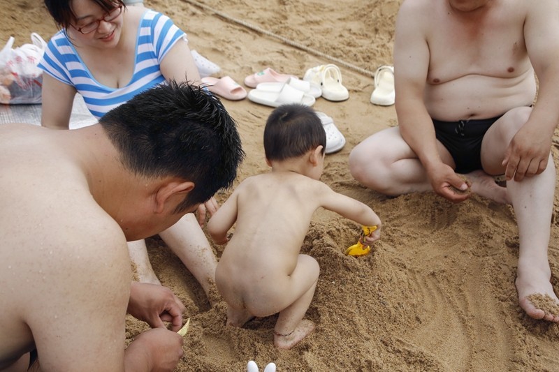 《不老松：纪实摄影》二游东戴河：海滨尚不懂羞的小帅哥！