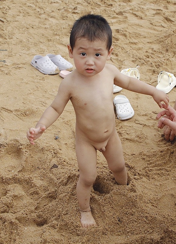 《不老松：纪实摄影》二游东戴河：海滨尚不懂羞的小帅哥！