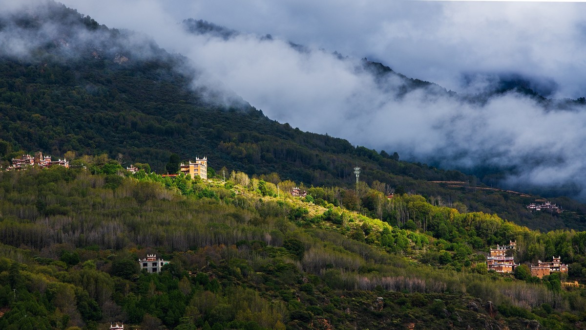 川西小环线第三站——烟雨中的甲居藏寨