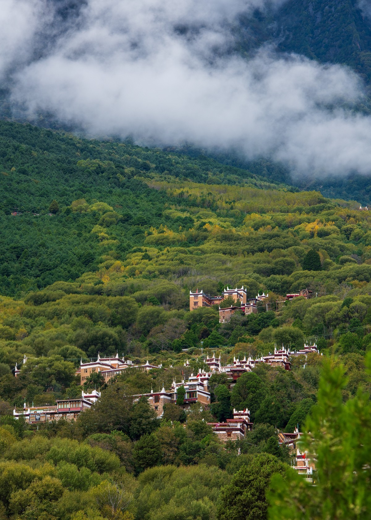 川西小环线第三站——烟雨中的甲居藏寨