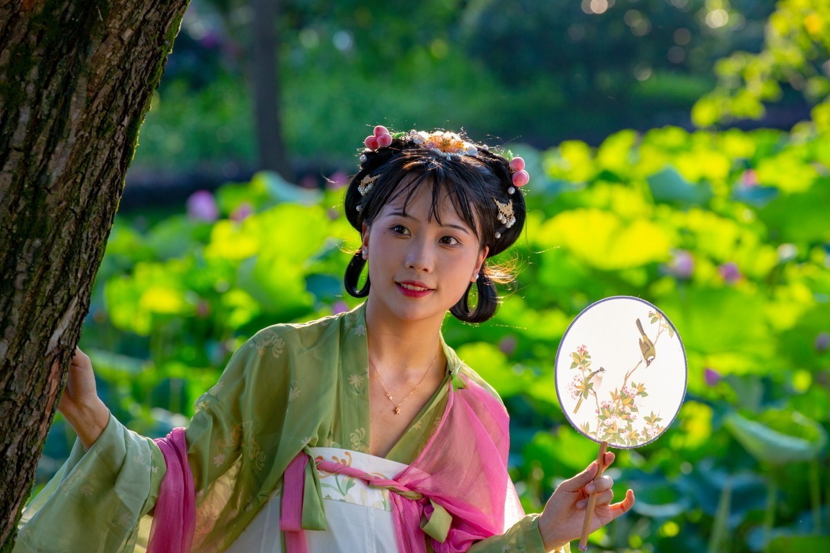 池塘荷叶旁人像