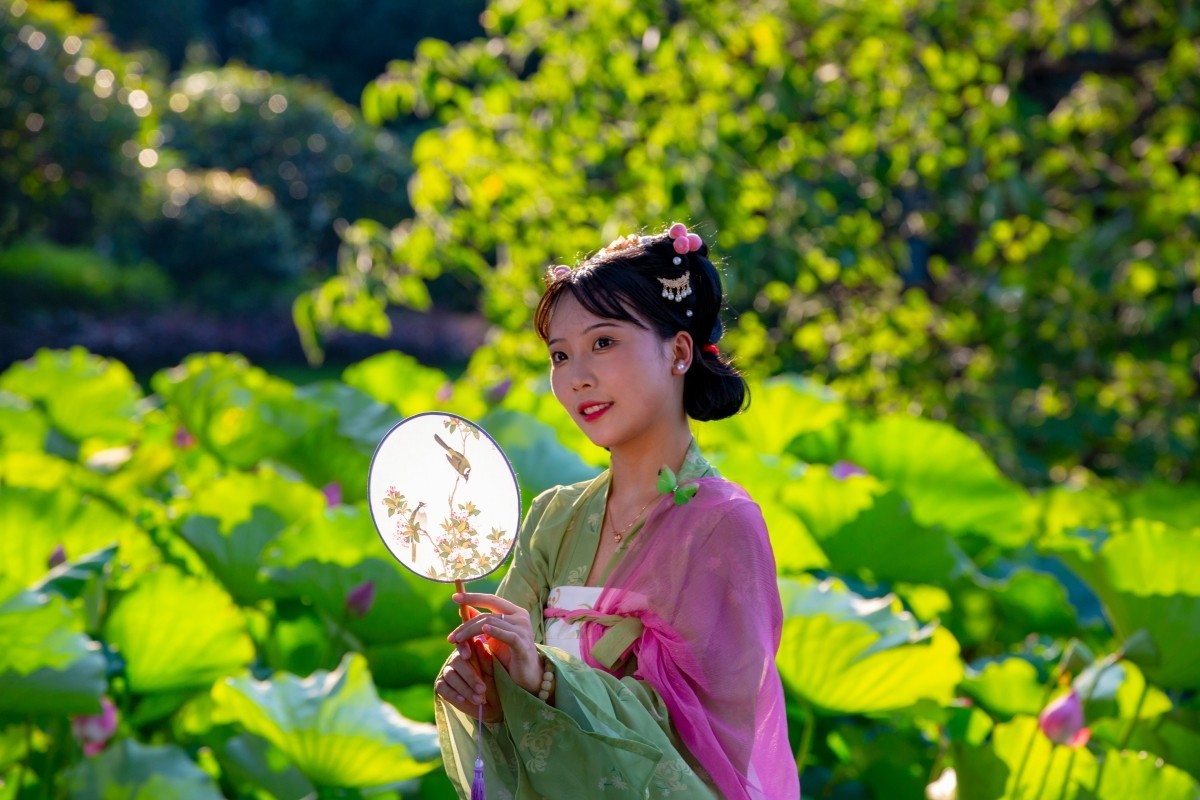 池塘荷叶旁人像