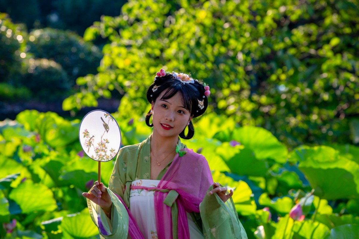 池塘荷叶旁人像