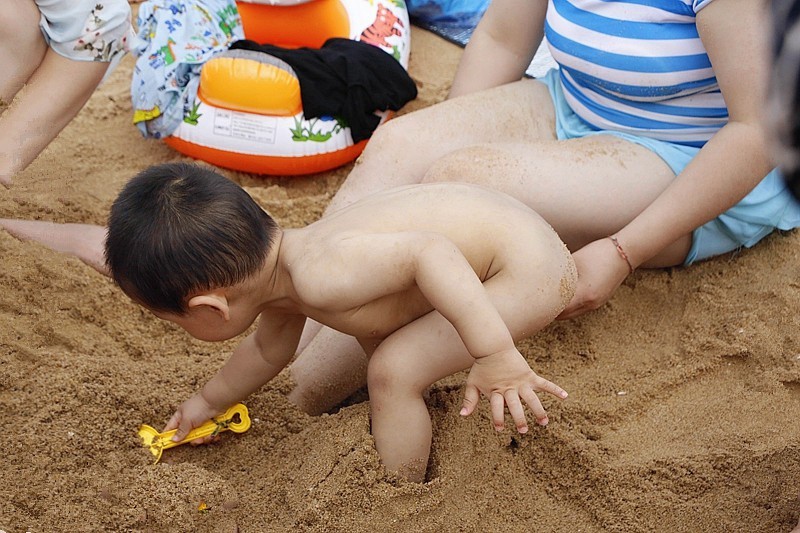 《不老松：纪实摄影》二游东戴河：海滨尚不懂羞的小帅哥！