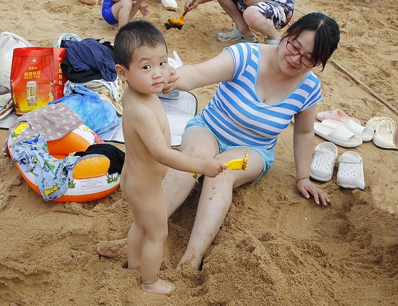 《不老松：纪实摄影》二游东戴河：海滨尚不懂羞的小帅哥！