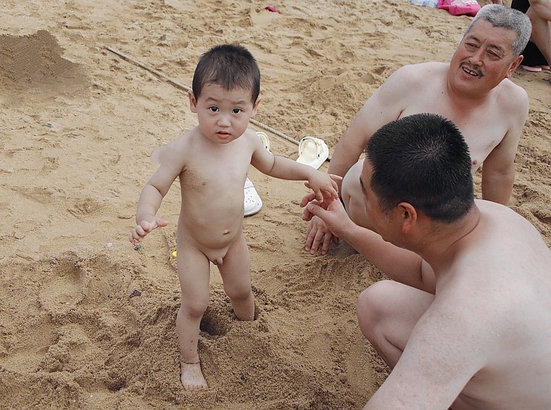 《不老松：纪实摄影》二游东戴河：海滨尚不懂羞的小帅哥！