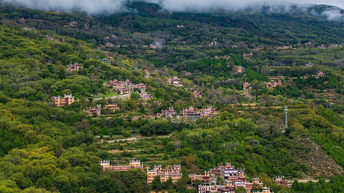 川西小环线第三站——烟雨中的甲居藏寨