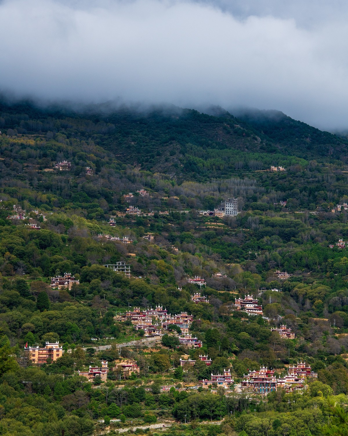 川西小环线第三站——烟雨中的甲居藏寨