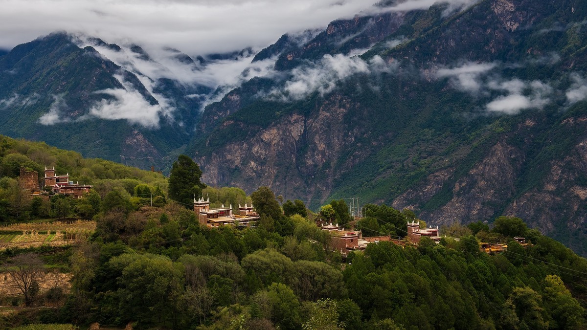 川西小环线第三站——烟雨中的甲居藏寨