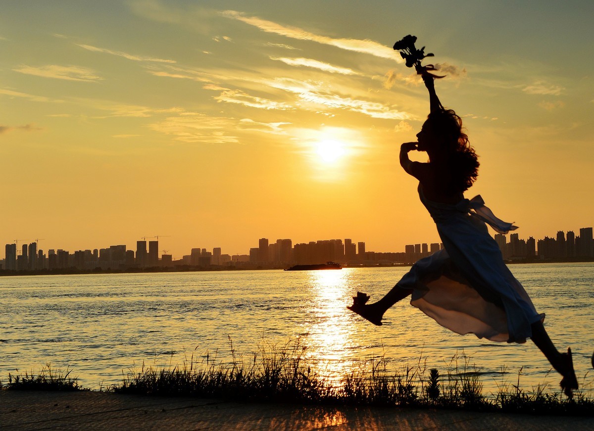 夕阳下的美少女剪影人像
