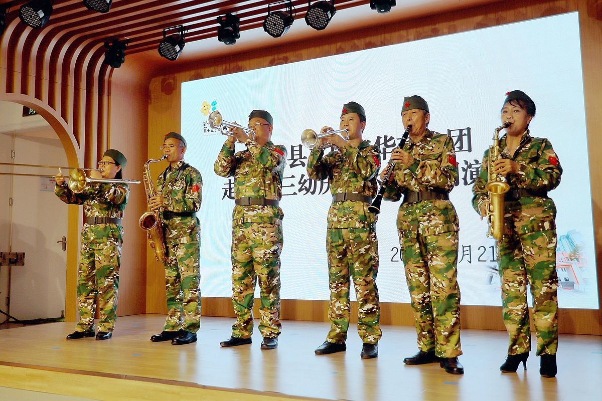 爷爷奶奶儿童节前慰问幼儿园孩子们现场抓拍