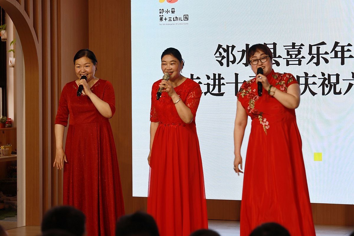 爷爷奶奶儿童节前慰问幼儿园孩子们现场抓拍