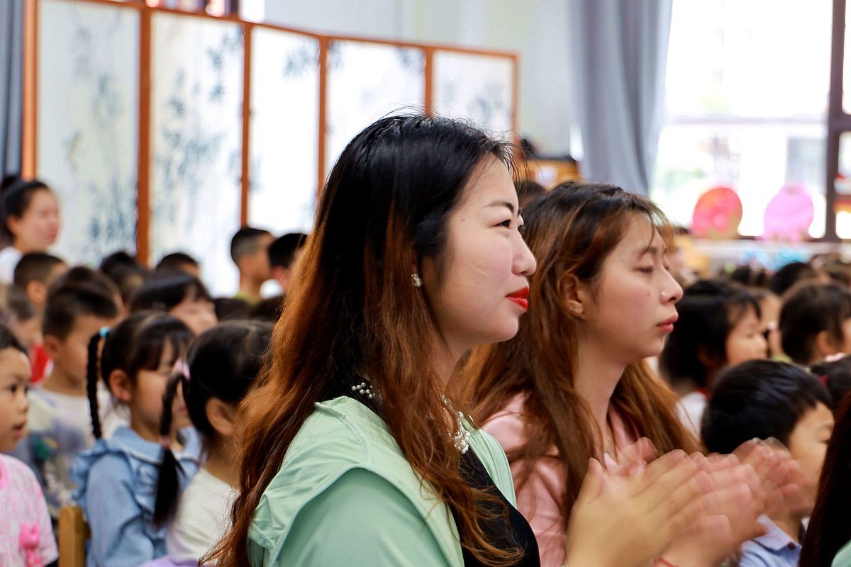 爷爷奶奶儿童节前慰问幼儿园孩子们现场抓拍