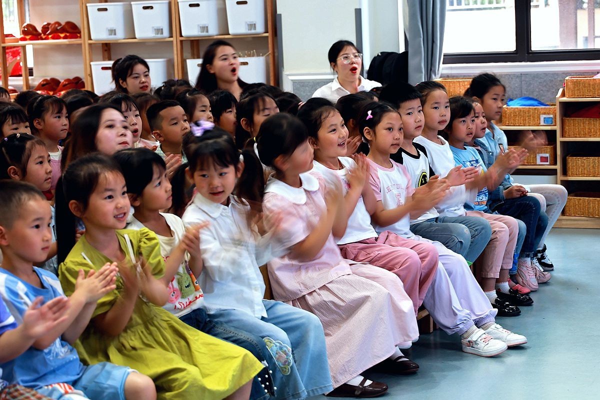 爷爷奶奶儿童节前慰问幼儿园孩子们现场抓拍