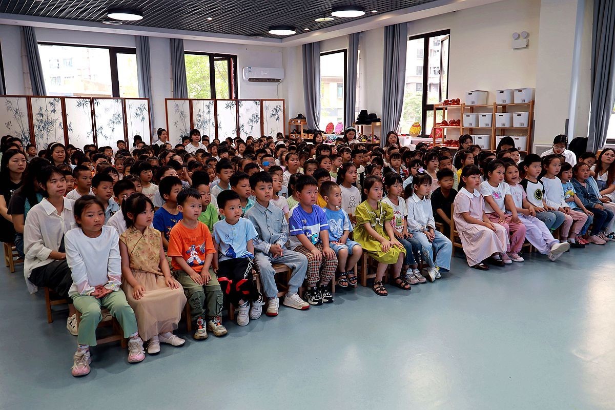 爷爷奶奶儿童节前慰问幼儿园孩子们现场抓拍