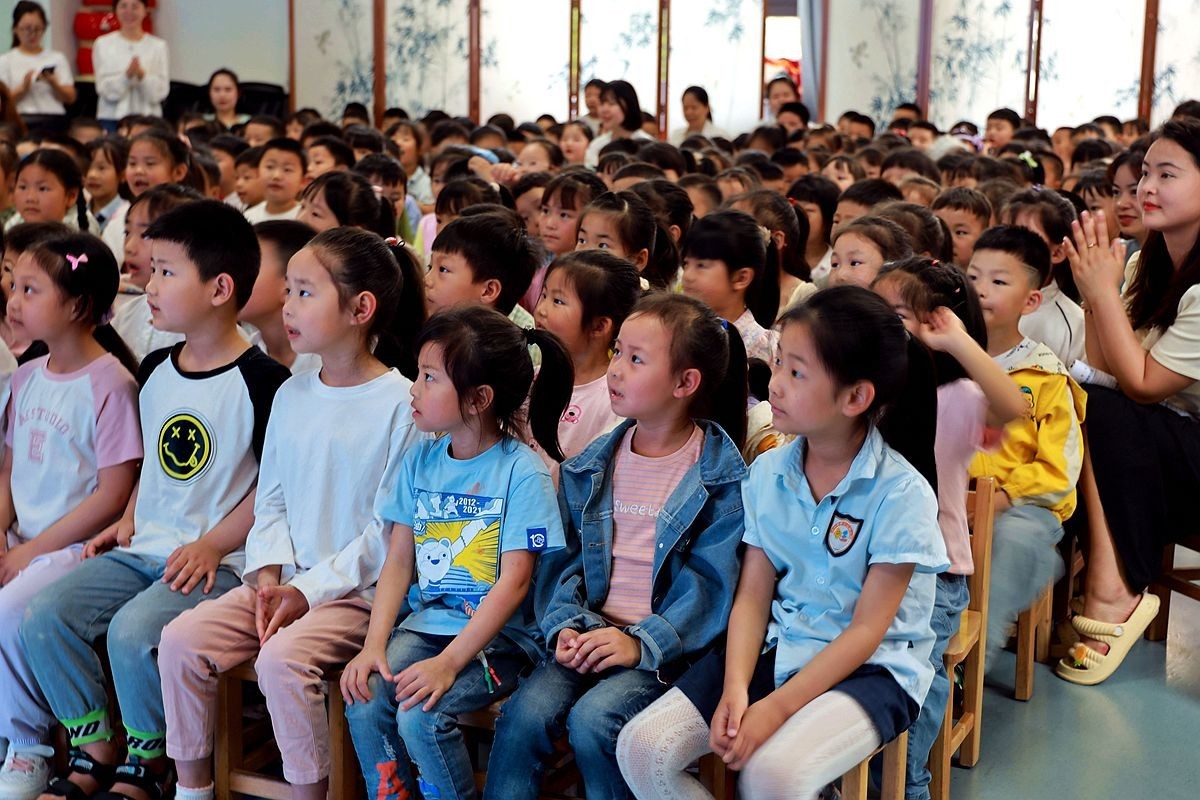 爷爷奶奶儿童节前慰问幼儿园孩子们现场抓拍