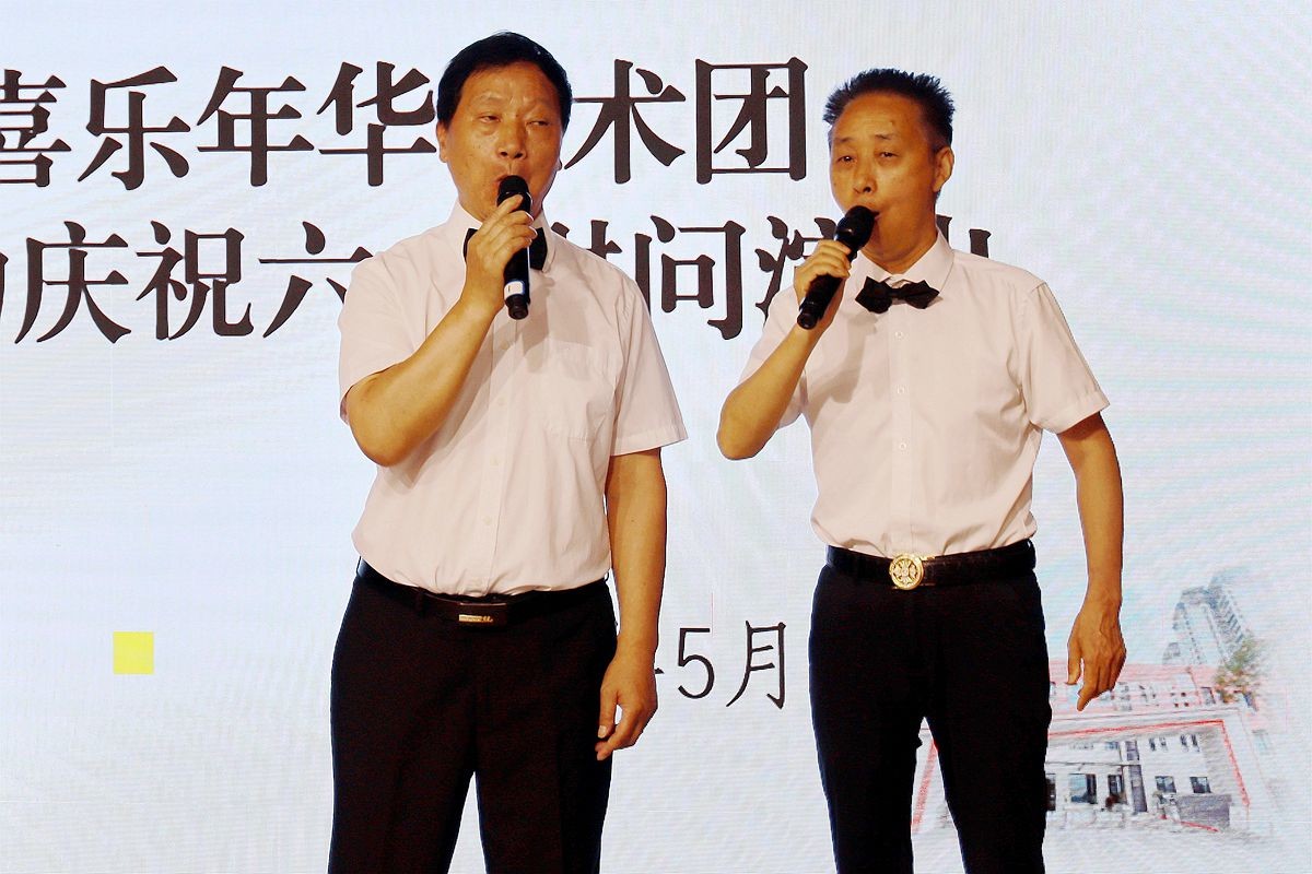 爷爷奶奶儿童节前慰问幼儿园孩子们现场抓拍