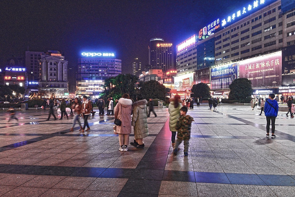 夜色中的中山路步行街