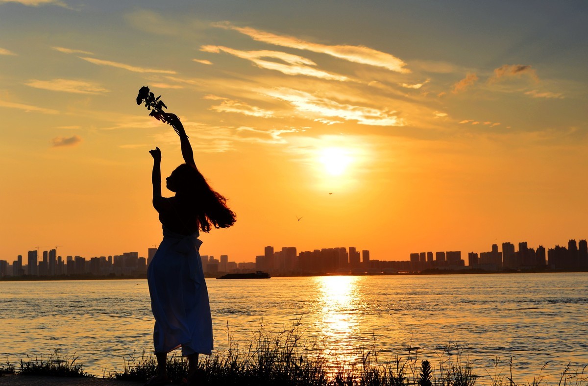 夕阳下的美少女剪影人像