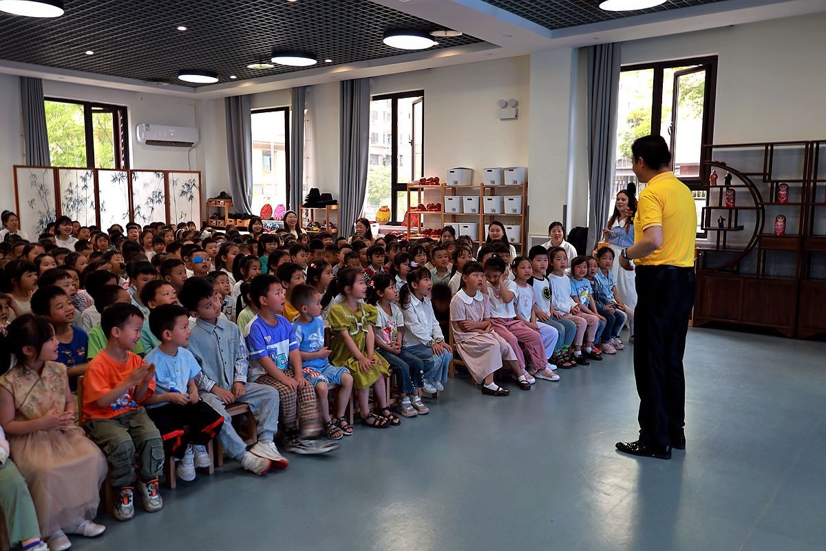 爷爷奶奶儿童节前慰问幼儿园孩子们现场抓拍