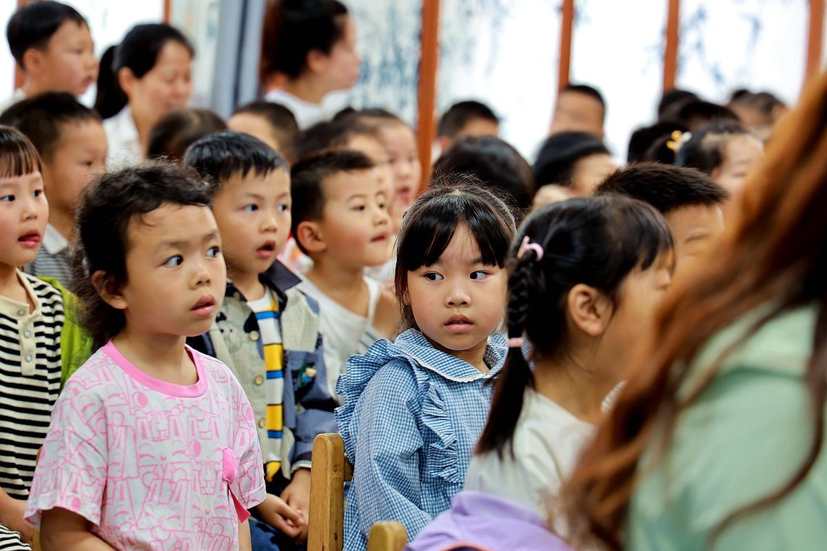 爷爷奶奶儿童节前慰问幼儿园孩子们现场抓拍