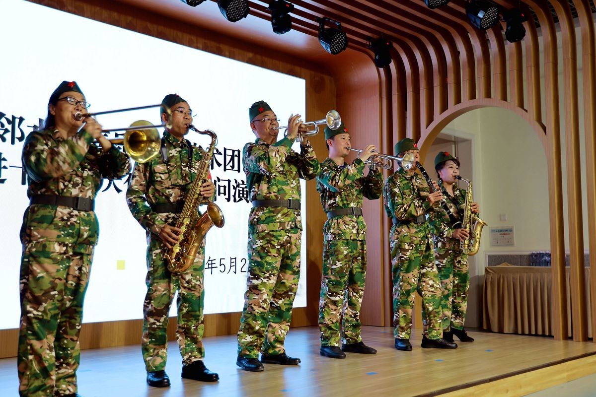 爷爷奶奶儿童节前慰问幼儿园孩子们现场抓拍