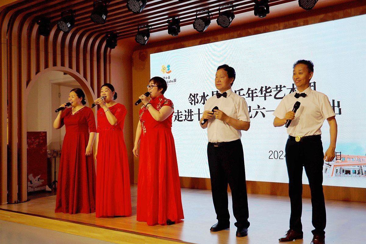 爷爷奶奶儿童节前慰问幼儿园孩子们现场抓拍