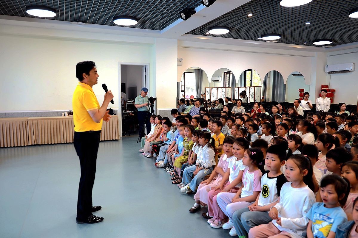 爷爷奶奶儿童节前慰问幼儿园孩子们现场抓拍