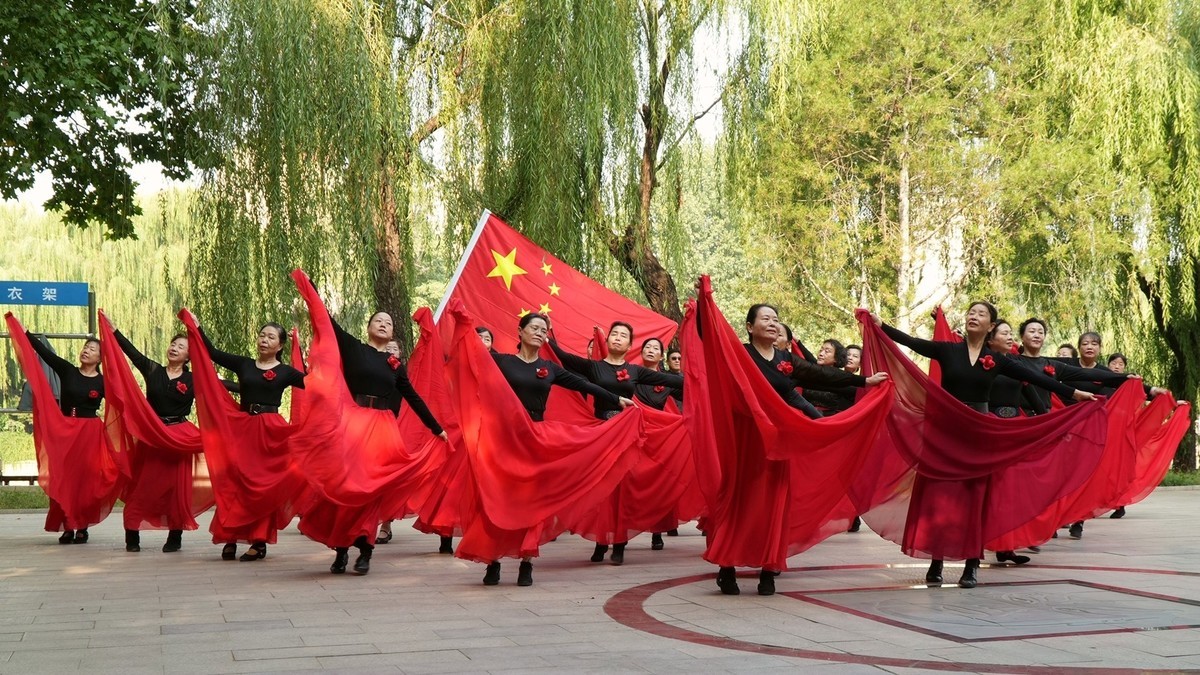 舞蹈队对喜迎国庆节