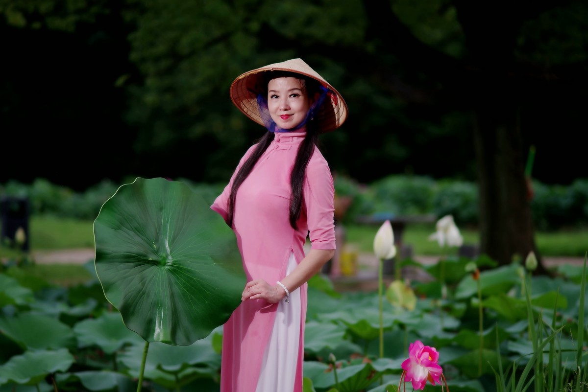 环境人像---荷塘旁的红衫美女!-中关村在线摄影论坛