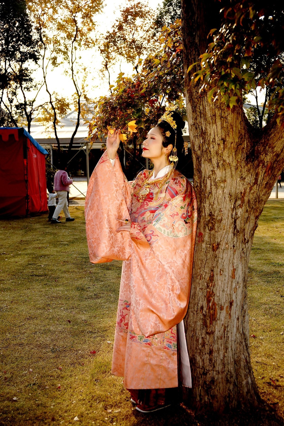 环境人像---园博园的古装美女！