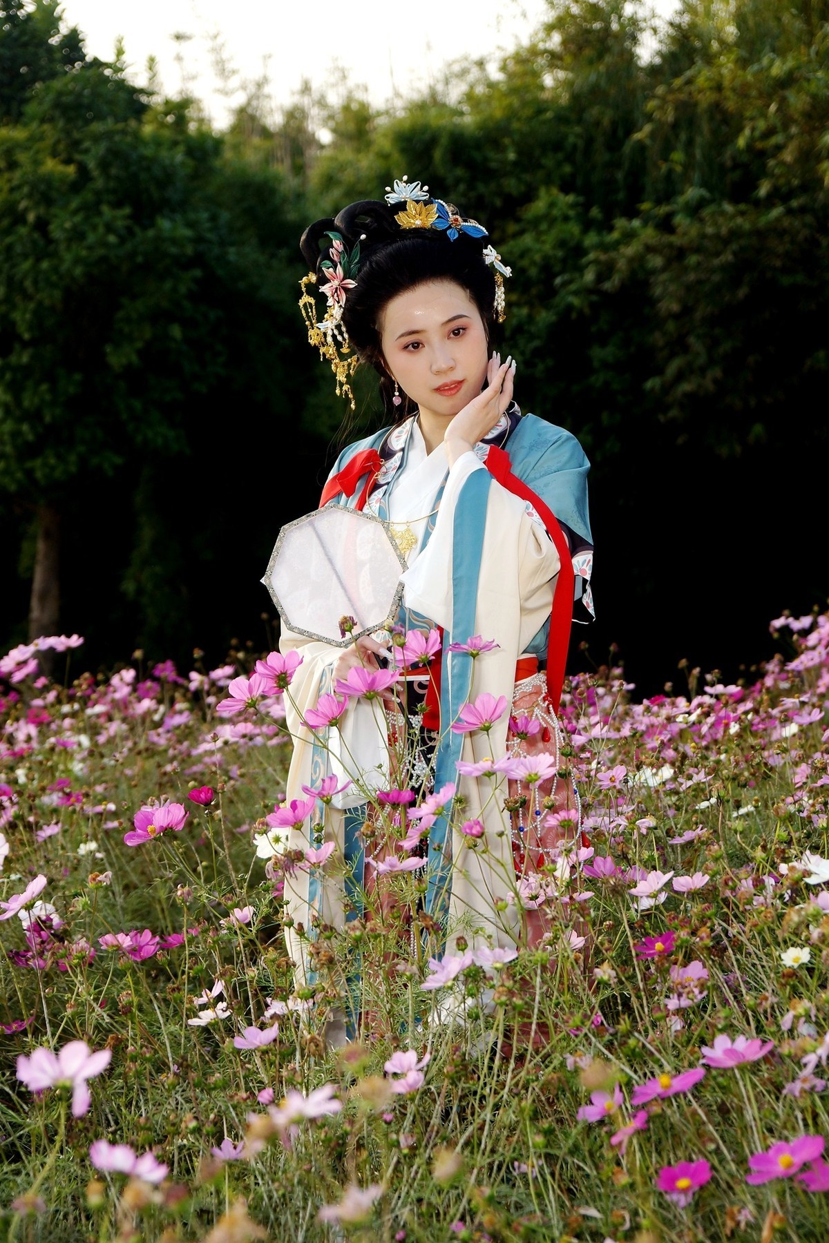 环境人像---园博园的古装美女！