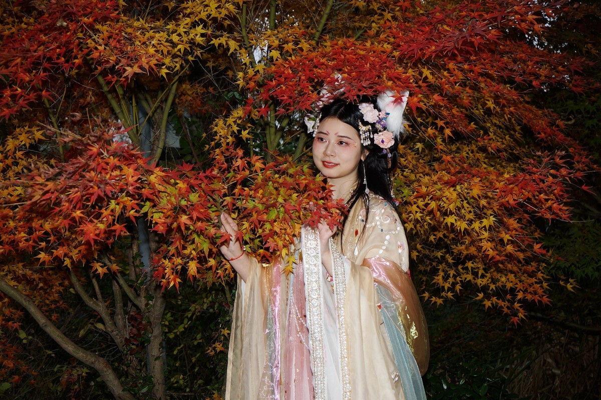 环境人像---园博园的古装美女！