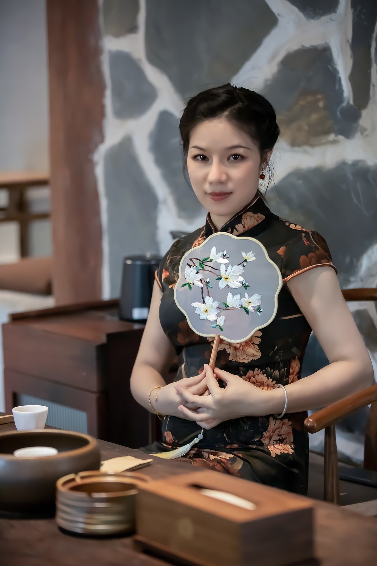 一袭青衣，染就一树芳华，两袖月光，诉说绝世风雅。