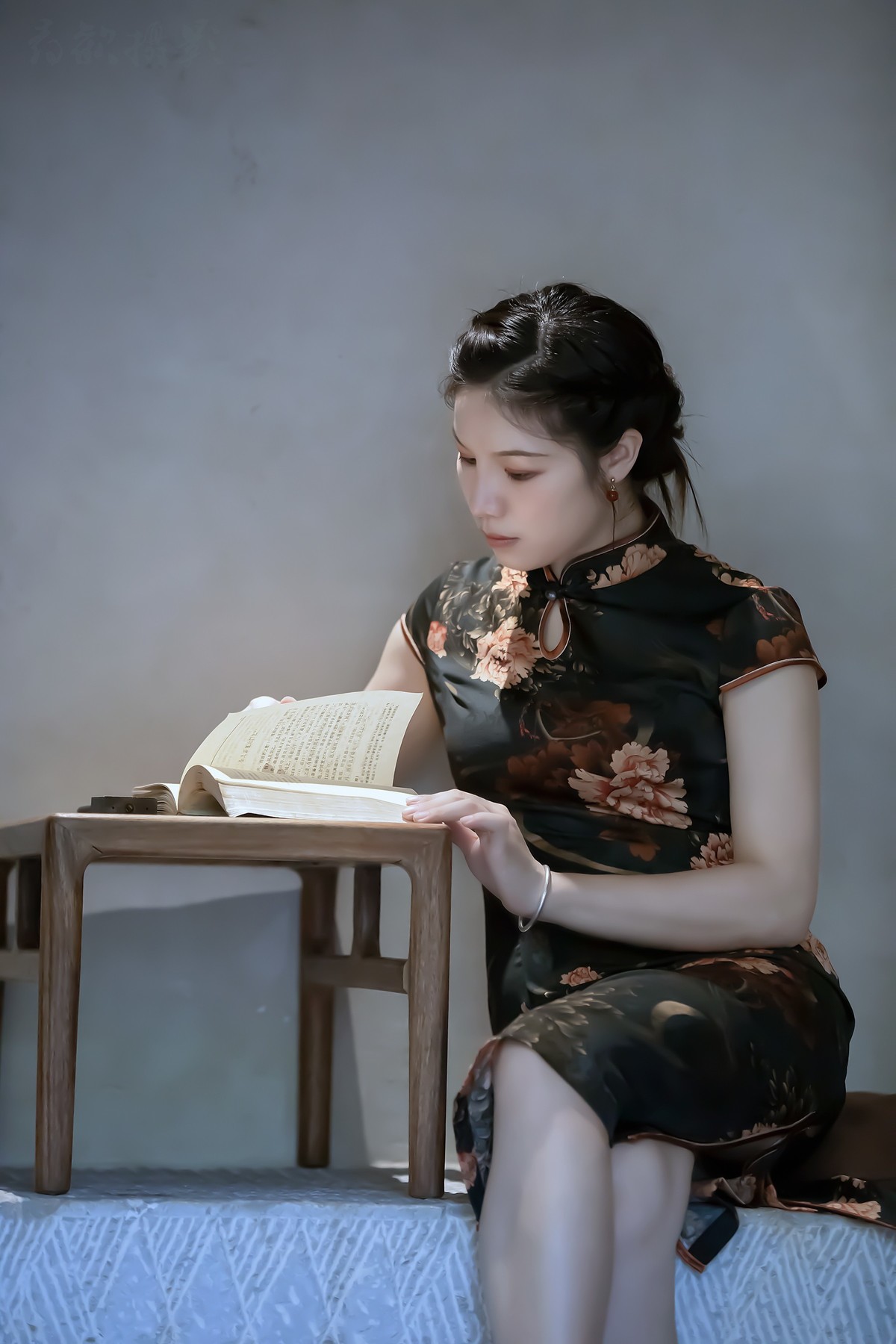 一袭青衣，染就一树芳华，两袖月光，诉说绝世风雅。