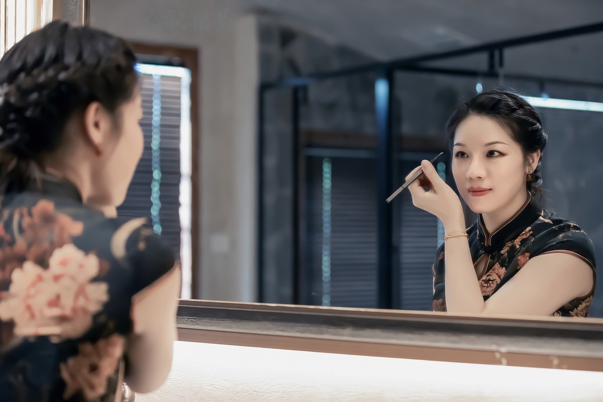 一袭青衣，染就一树芳华，两袖月光，诉说绝世风雅。