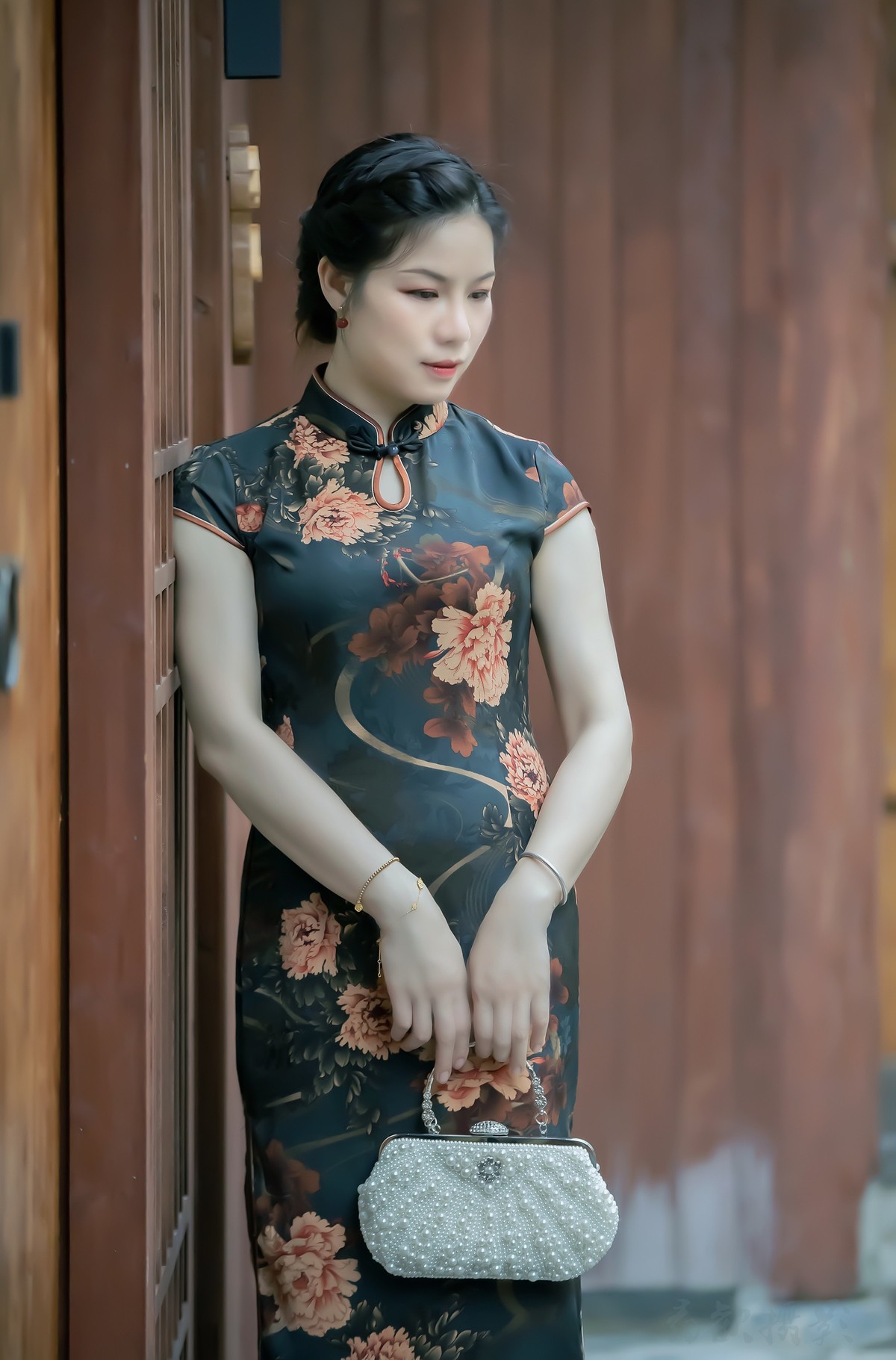 一袭青衣，染就一树芳华，两袖月光，诉说绝世风雅。