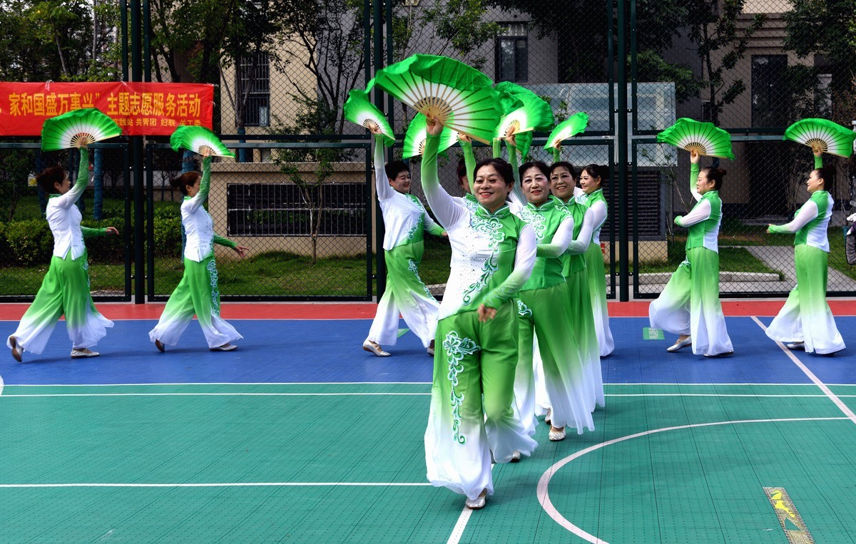 欢渡双节/小区大妈自演自乐