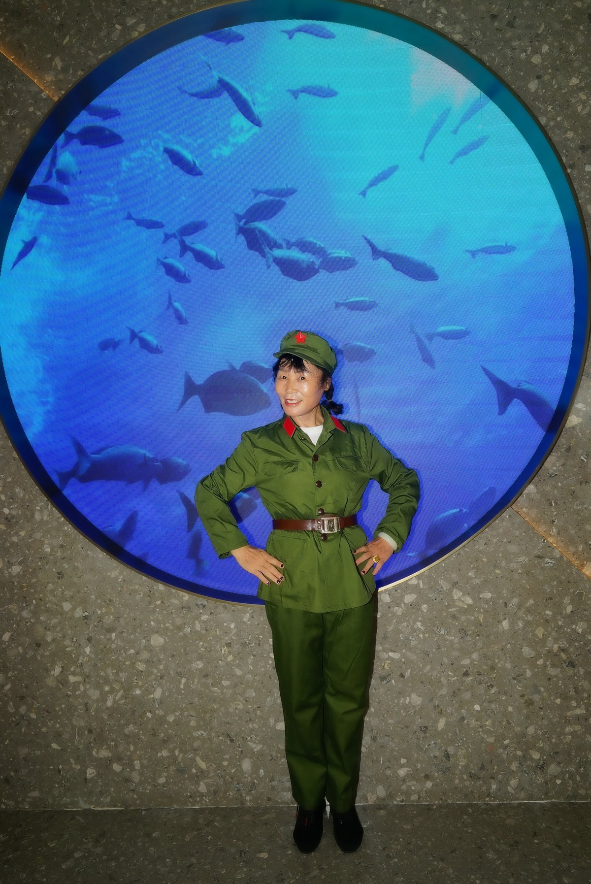 室内环境人像---网红打卡地--天街商场的“女兵”！