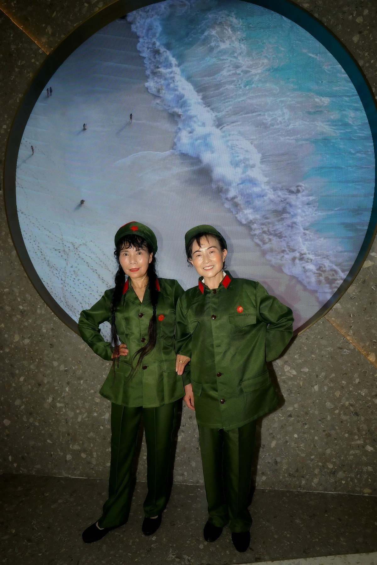 室内环境人像---网红打卡地--天街商场的“女兵”！