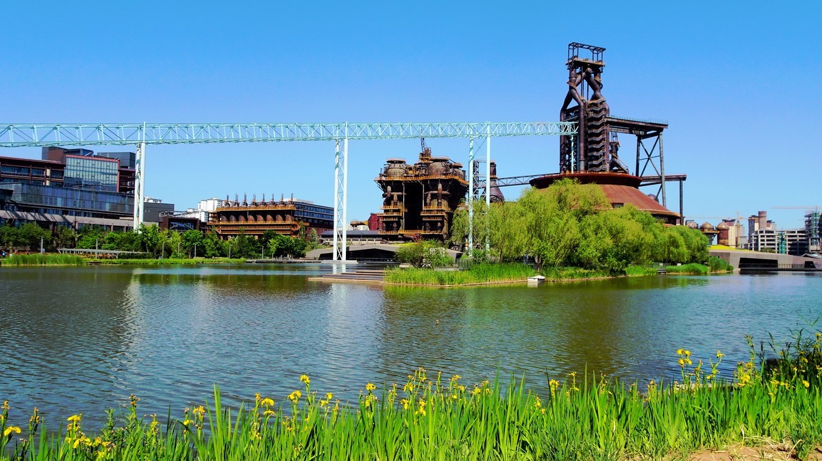 登高望远功碑阁..观山赏景首钢园